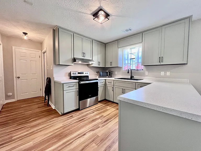 409 Oak St — Photo 7