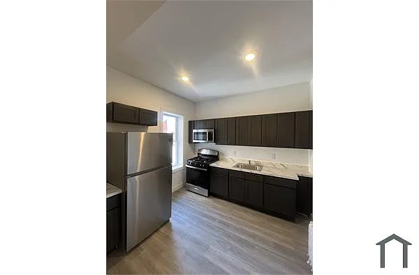 Building Photo - 559 Broadway #2BDR