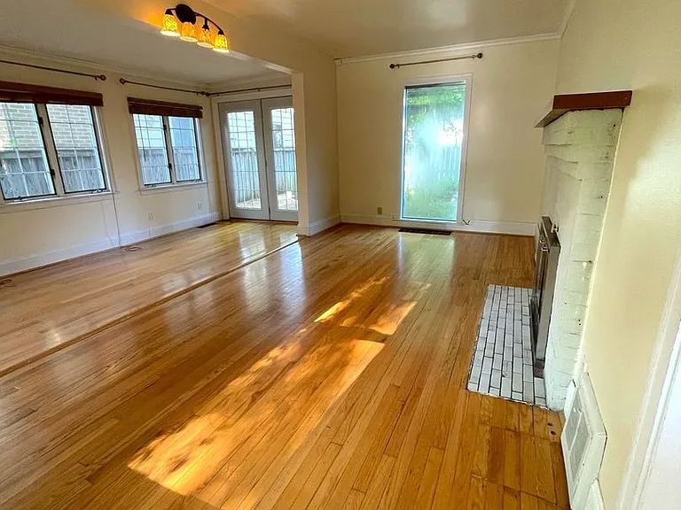 1404 E Park Pl — Photo 5