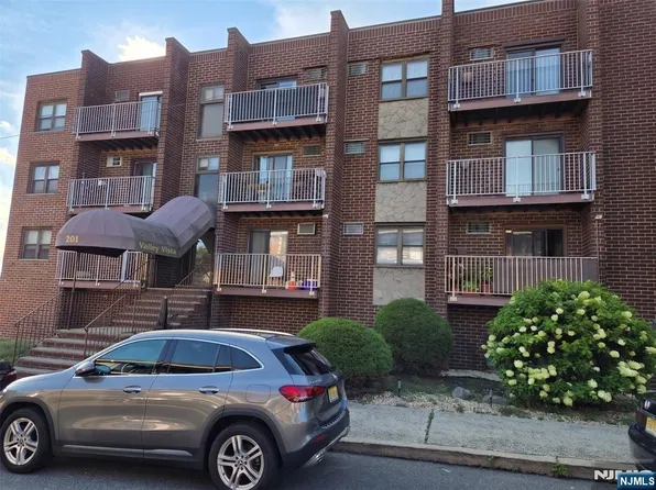 201 12th St APT 25, Palisades Park, NJ 07650