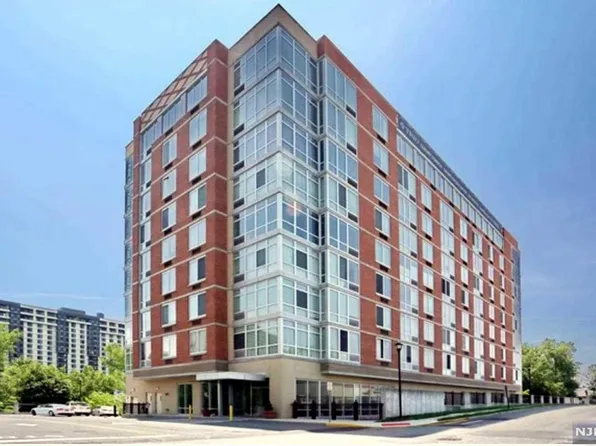 600 12th St APT 203, Palisades Park, NJ 07650