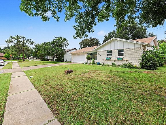 3rd image of 209 Linda Ln