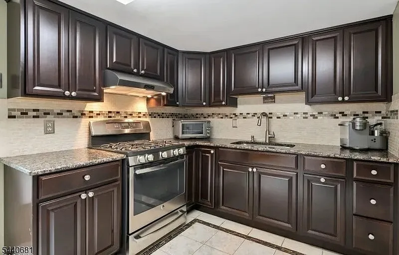 3 bed, 1.0 bath, $3,000 — Photo 2