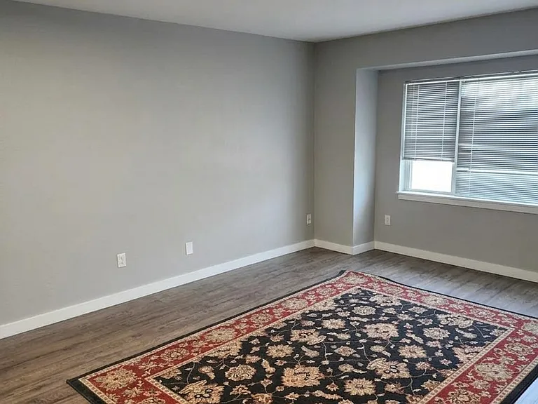 502 S Cloverdale St #202 — Photo 2