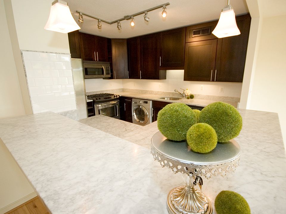 Pendant lighting over breakfast bar