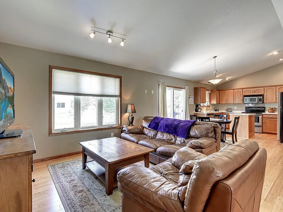 1187 Blackhawk Dr SW