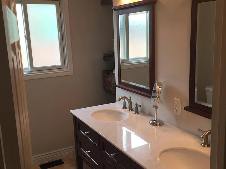 Bathroom with shower/tub