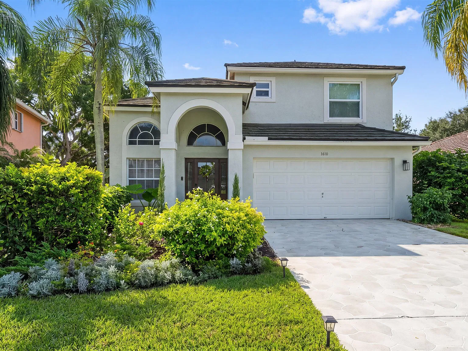 3 bed, 2.5 bath, 2198 sqft, $8,000 — Photo 1