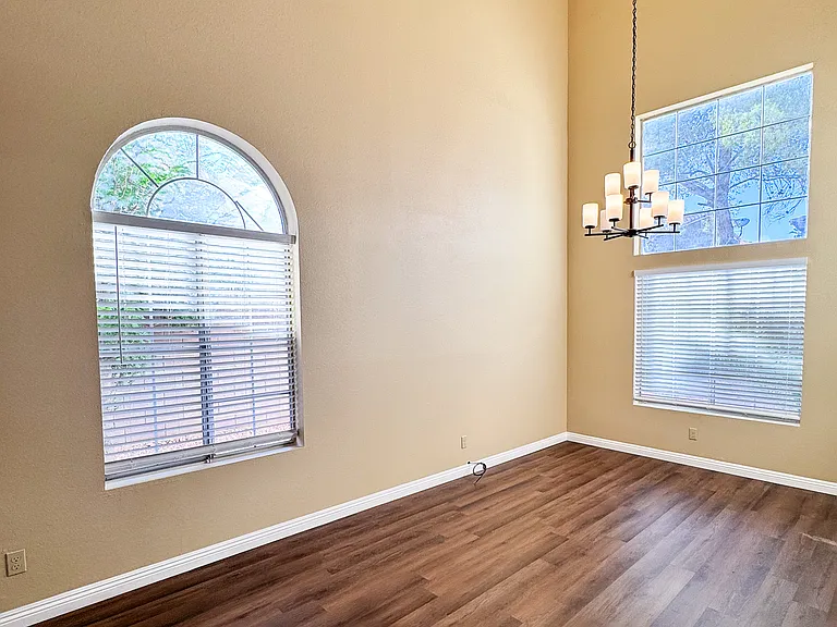 939 Derringer Ln — Photo 4