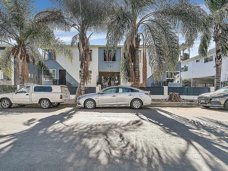 1747 N Kingsley Dr #10 — Photo 1