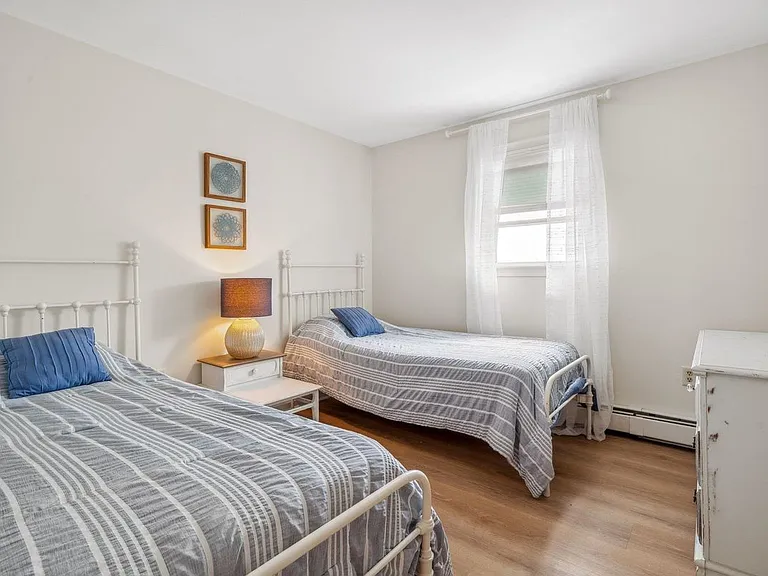 131 Franklin St — Photo 25