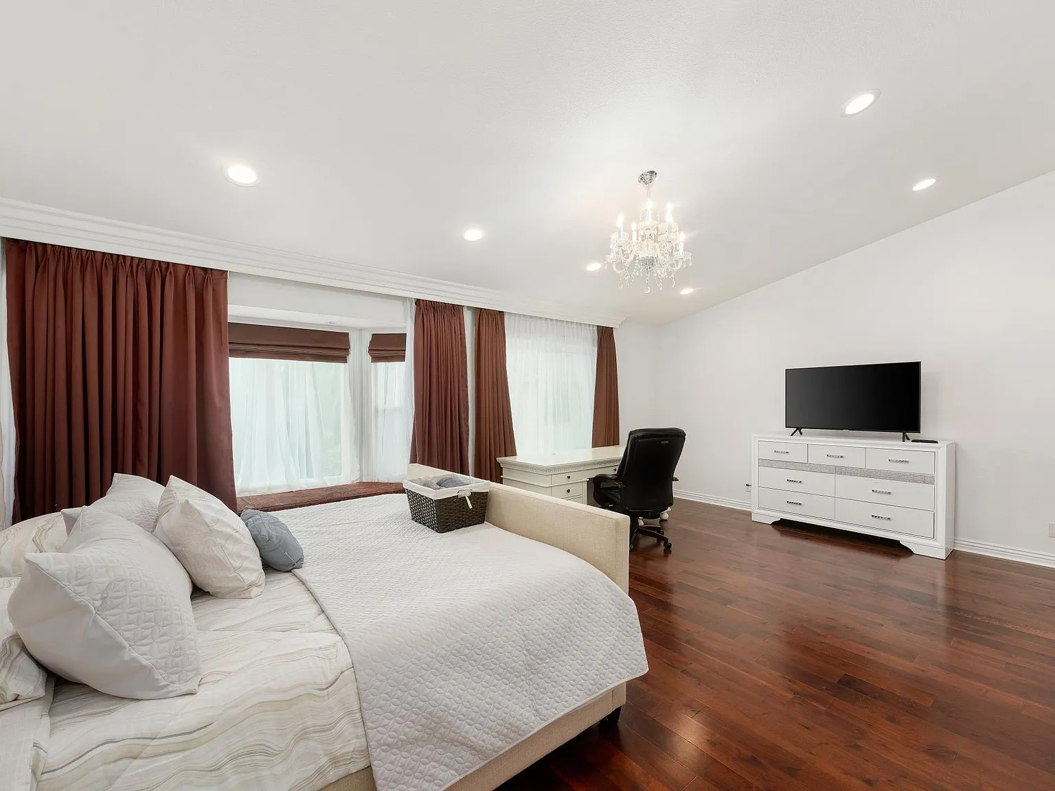 110 Meadowland Dr — Photo 3