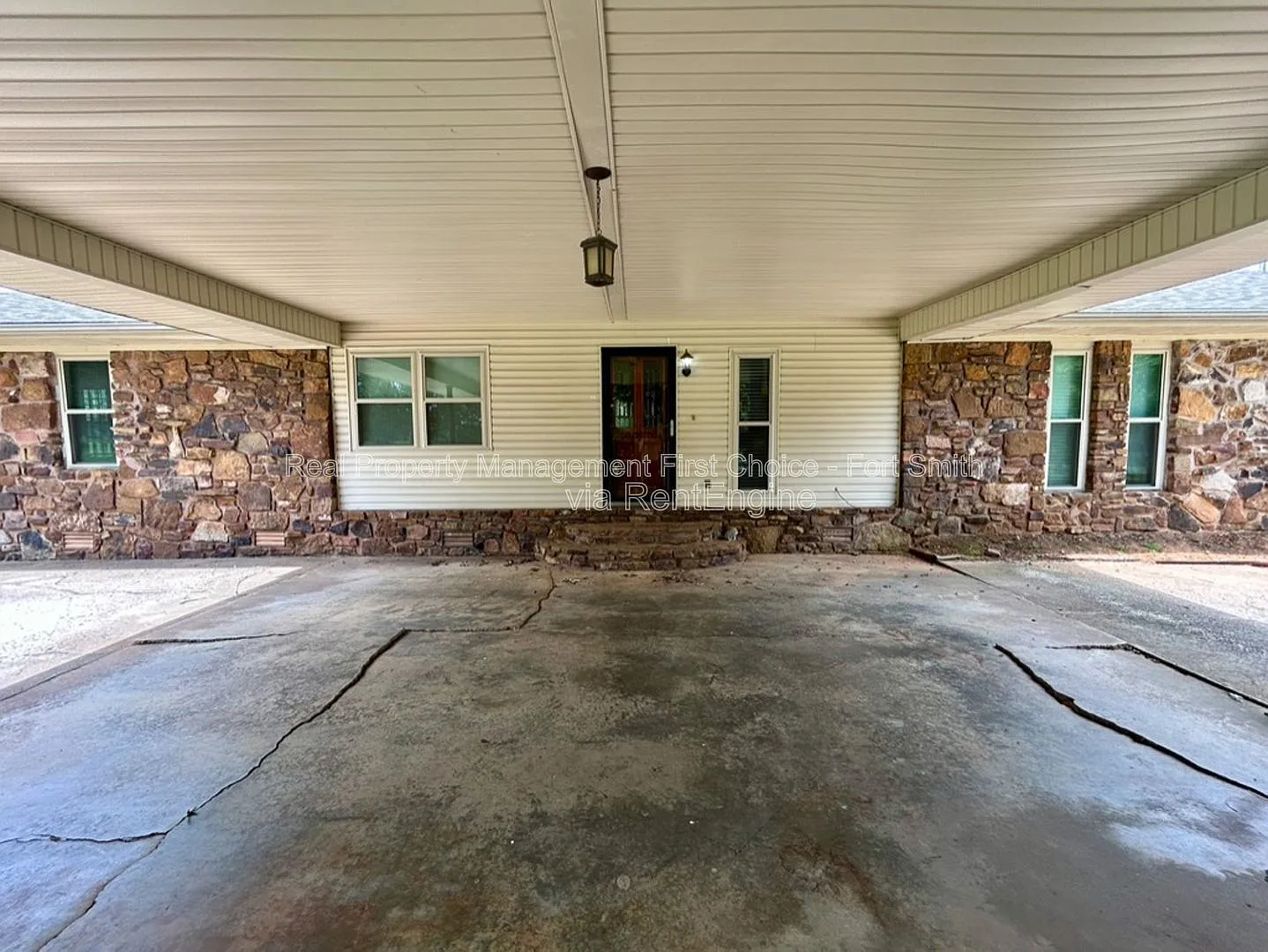 4 bed, 3.5 bath, 2520 sqft, $2,000 — Photo 2