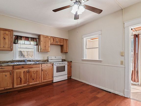 4th image of 709 6th St NE