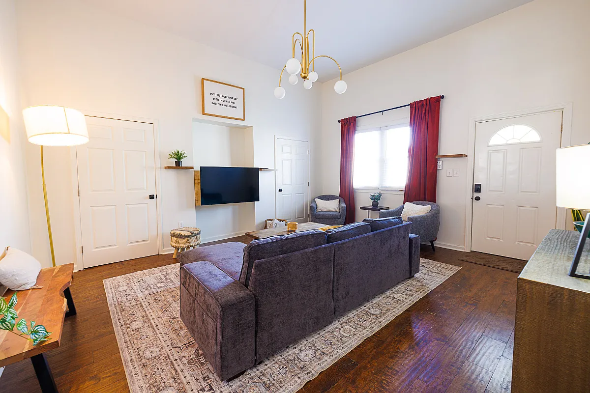 3 bed, 1570 sqft, $2,200 — Photo 2