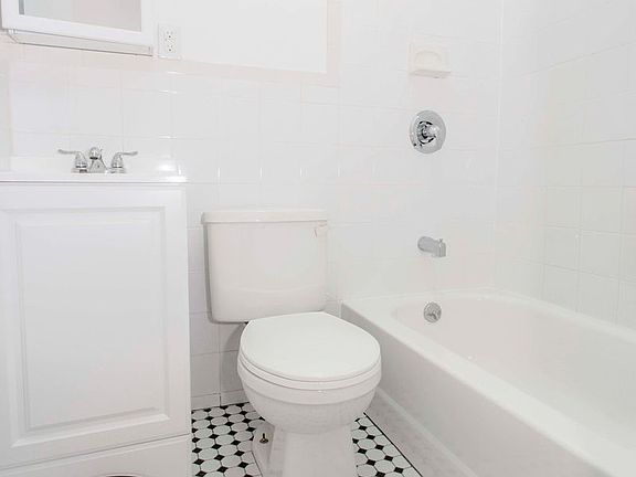 5th image of 426 W 48th St APT 4RW