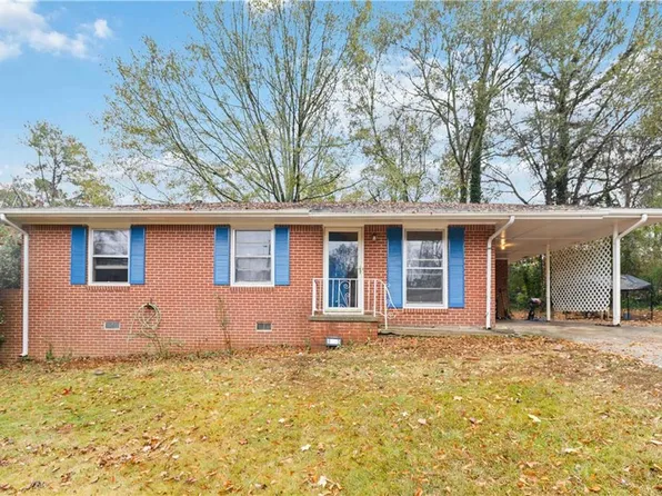 913 Longleaf Dr, Forest Park, GA 30297