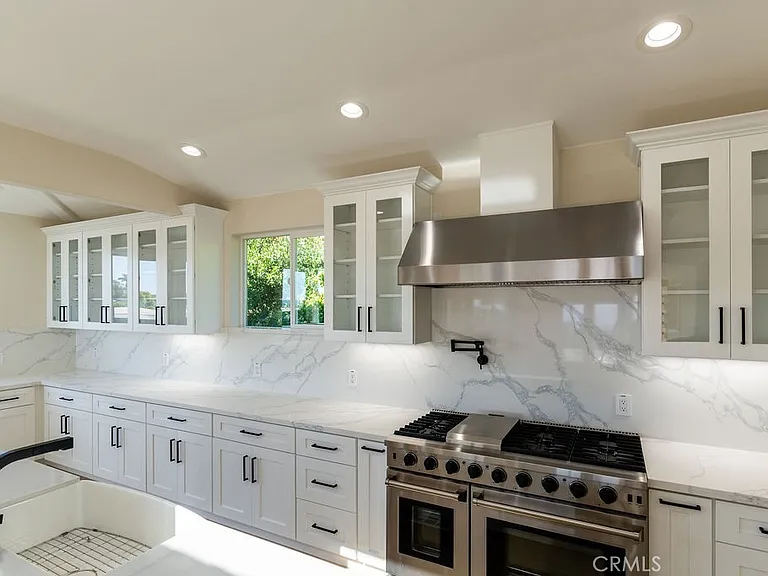 2850 Zell Dr — Photo 17