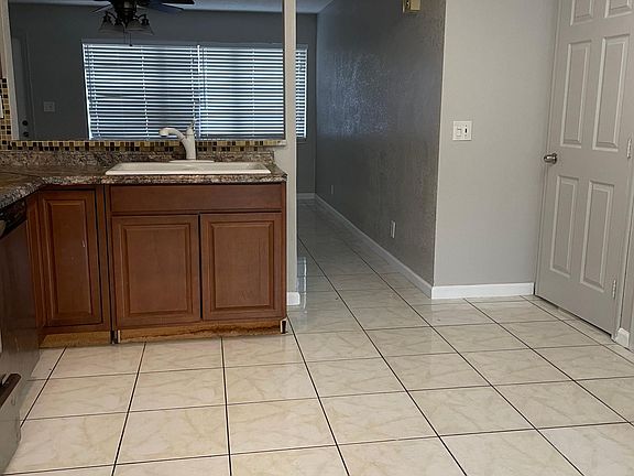4th image of 413 Huron Pl