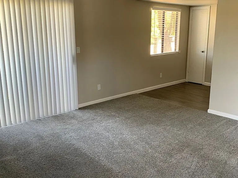 Dry Creek Apartments — Photo 28