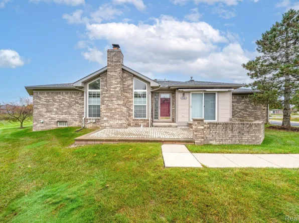 59300 Royal Oak Ct, Washington, MI 48094