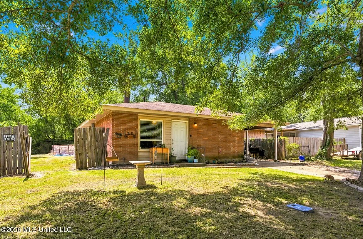3 bed, 1015 sqft, $1,700 — Photo 1