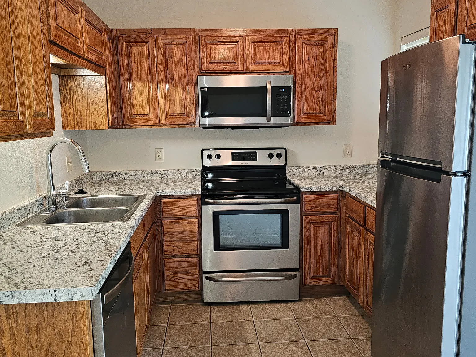 2 bed, 1025 sqft, $1,350 — Photo 3