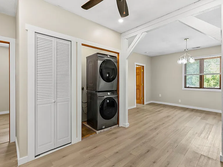 125 E Charles St — Photo 15