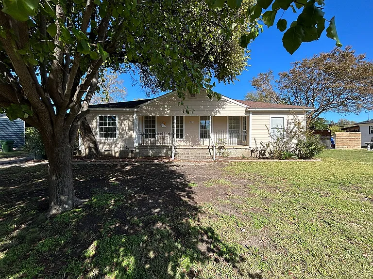 1531 Maple Dr — Photo 1