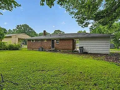 4239 Coventry Dr — Photo 2