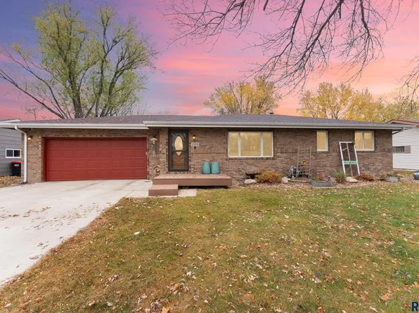 1204 E Cedar St, Brandon, SD 57005