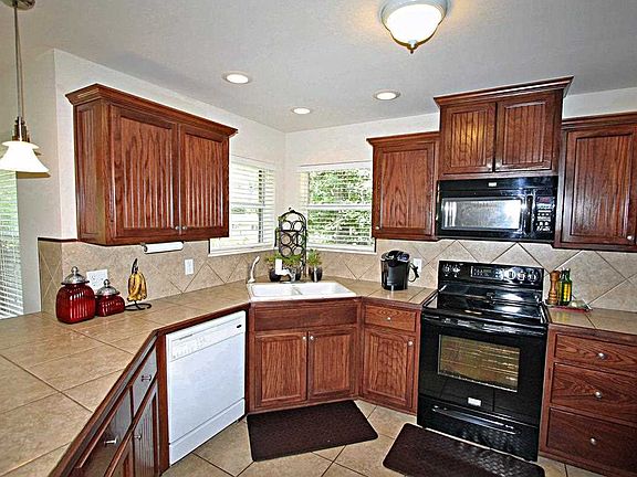 4th image of 516 Neches Dr