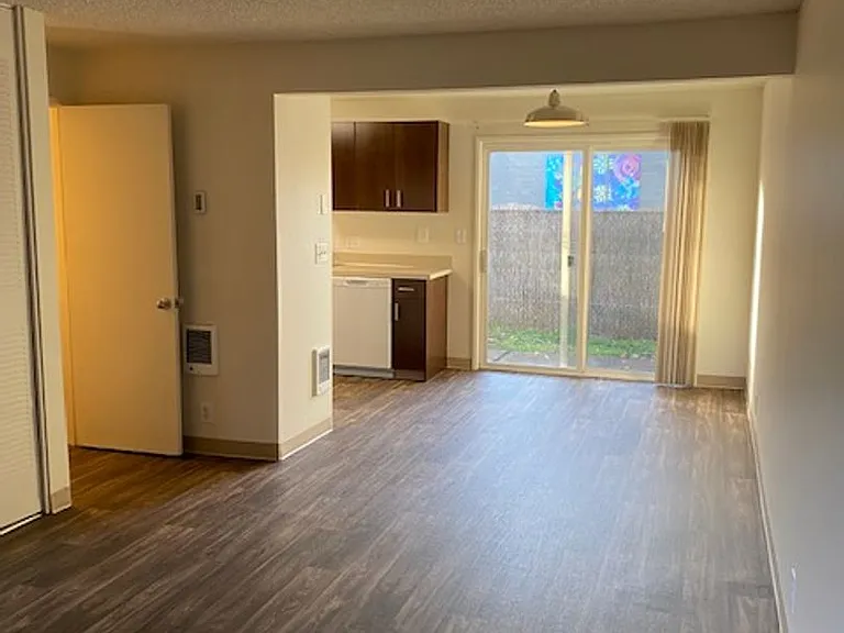 Southgate Apartments — Photo 9