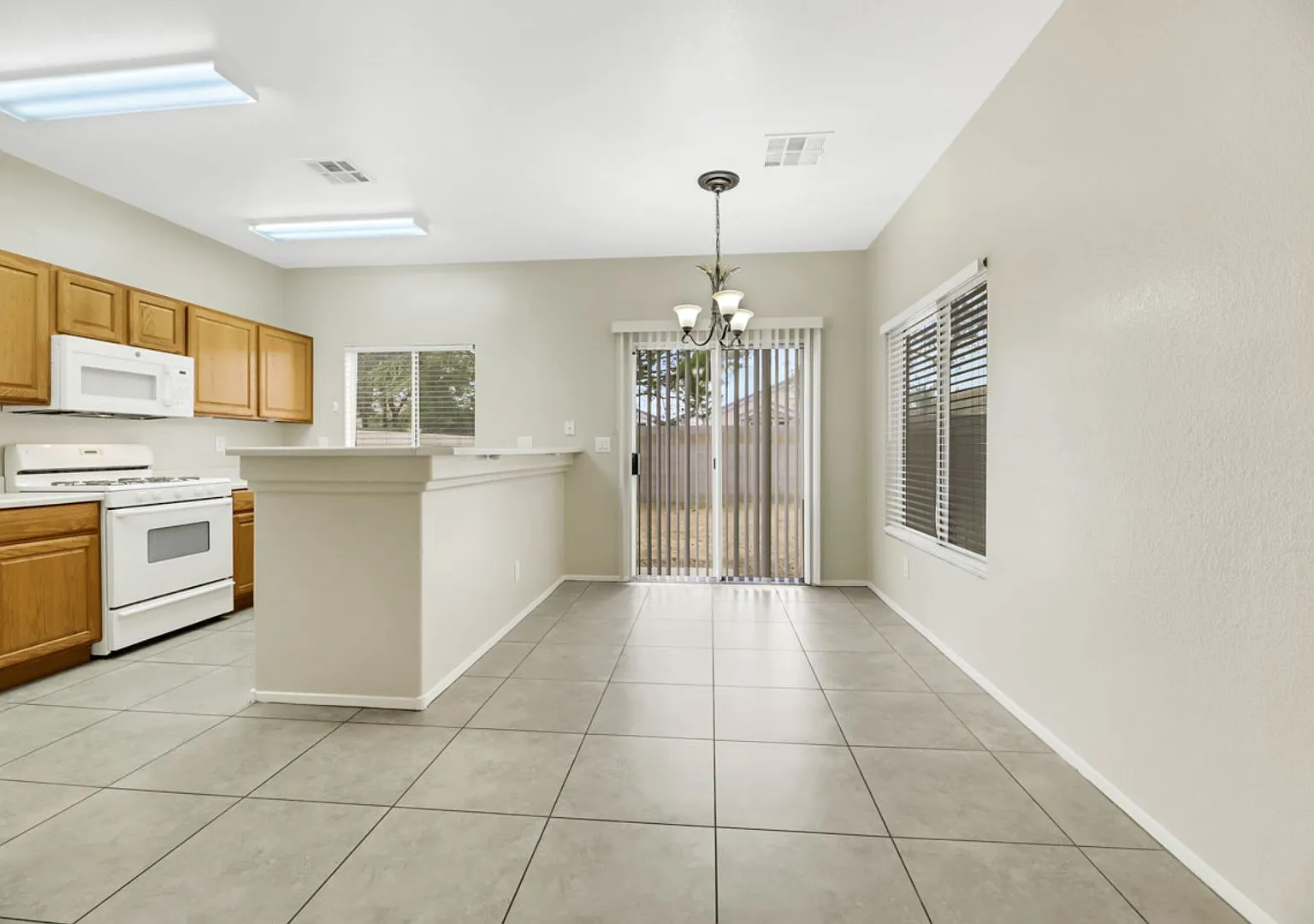 2 bedroom Townhome with a yard — Photo 4