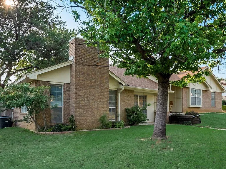 2925 Kathleen Ln — Photo 2