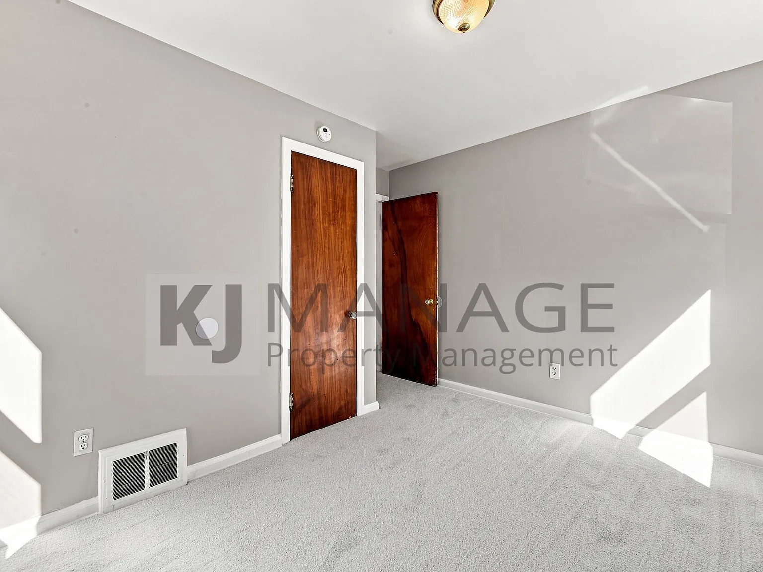 3 bed, 1000 sqft, $1,600 — Photo 4