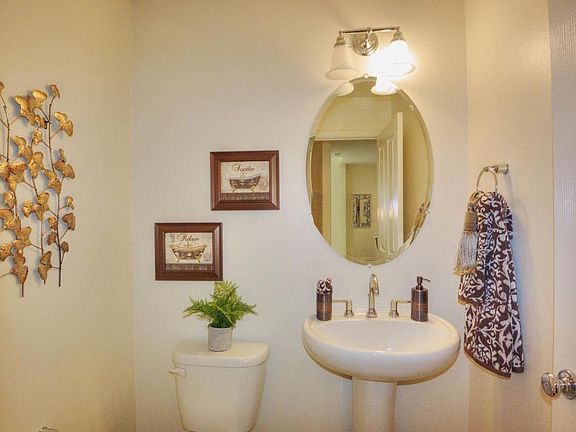 4th Bathroom (2nd floor)