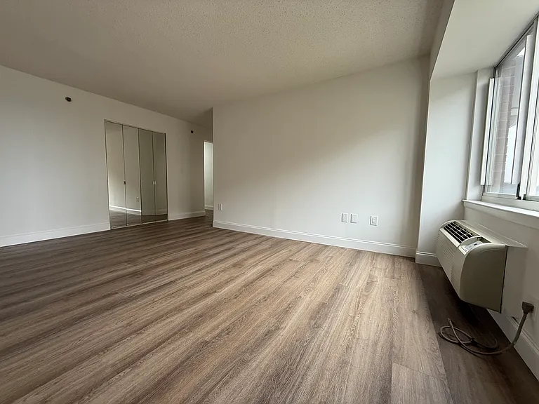 Excelsior II Apartments — Photo 31