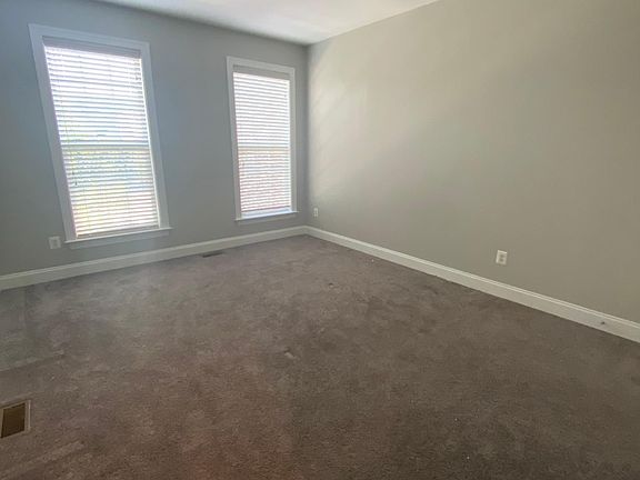 3rd Bedroom - Upstairs w/ Full Bathroom