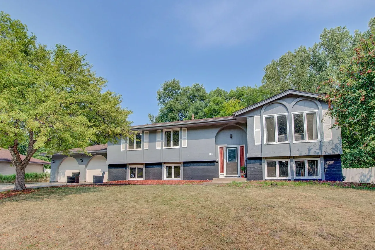 6 bed, 2688 sqft, $3,995 — Photo 1