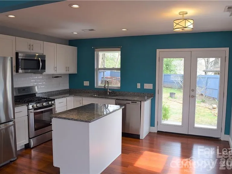 1221 Meadow Ln — Photo 5