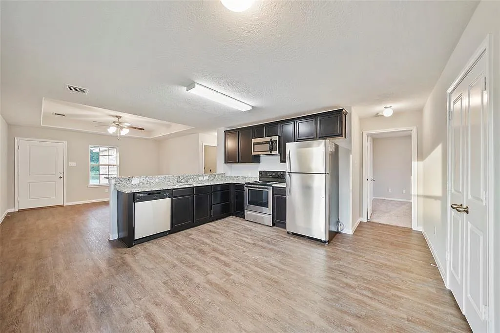 3 bed, 2.0 bath, 1140 sqft, $1,800 — Photo 2