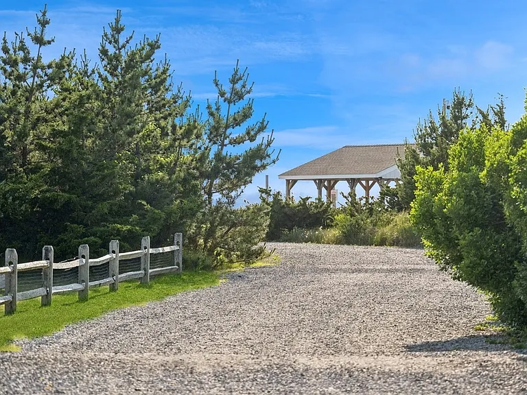 147 Pembroke Dr — Photo 35