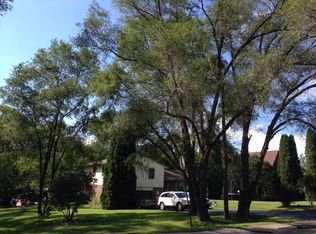 100 Hickory Rd, Oakwood Hills, IL 60013