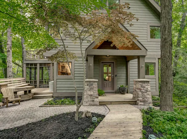 9410 Hillcrest Ln, Bridgman, MI 49106