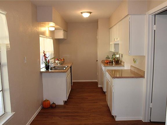 3rd image of 1235 Saturn St