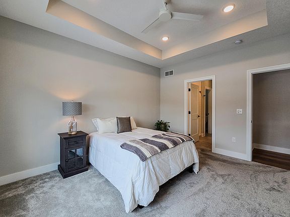 5th image of 916 Henryson St