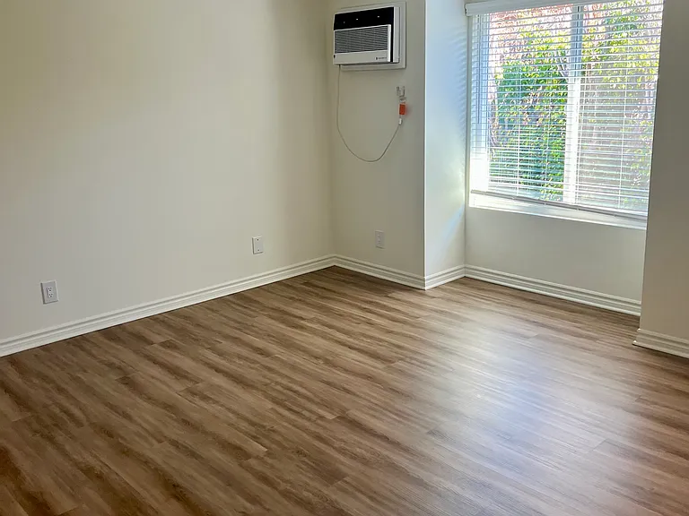 Sunrise Apartments — Photo 17