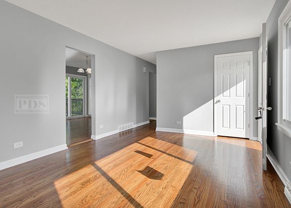 3rd image of 585 W Comstock Ave