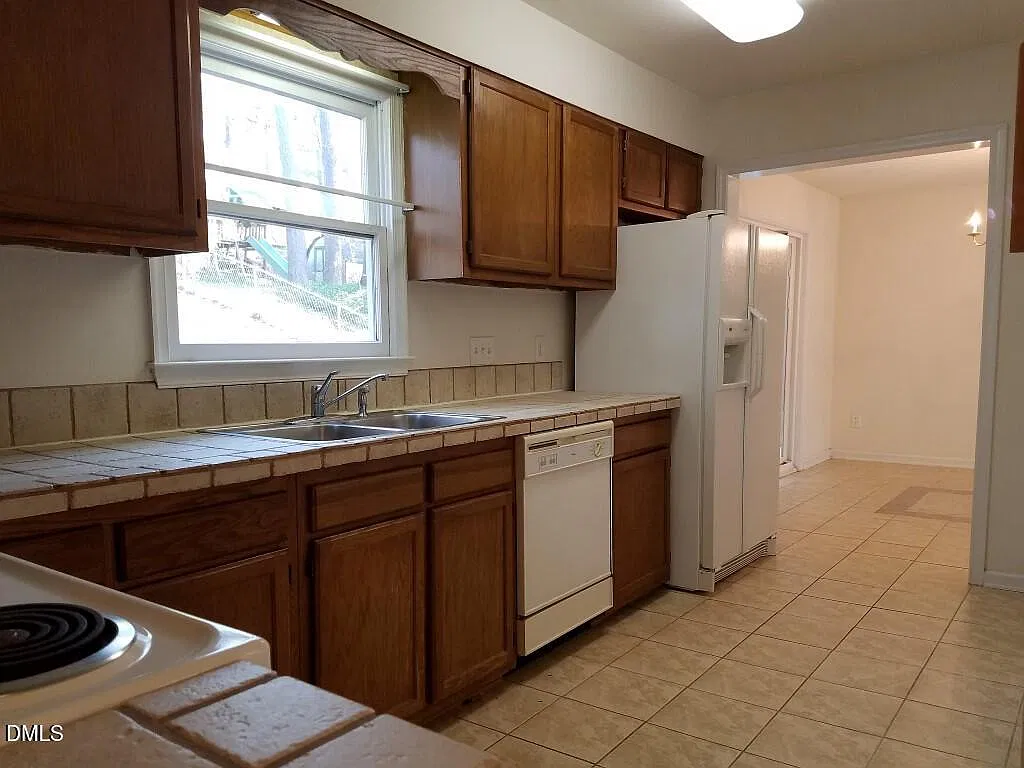 3 bed, 2.5 bath, 1466 sqft, $1,900 — Photo 4